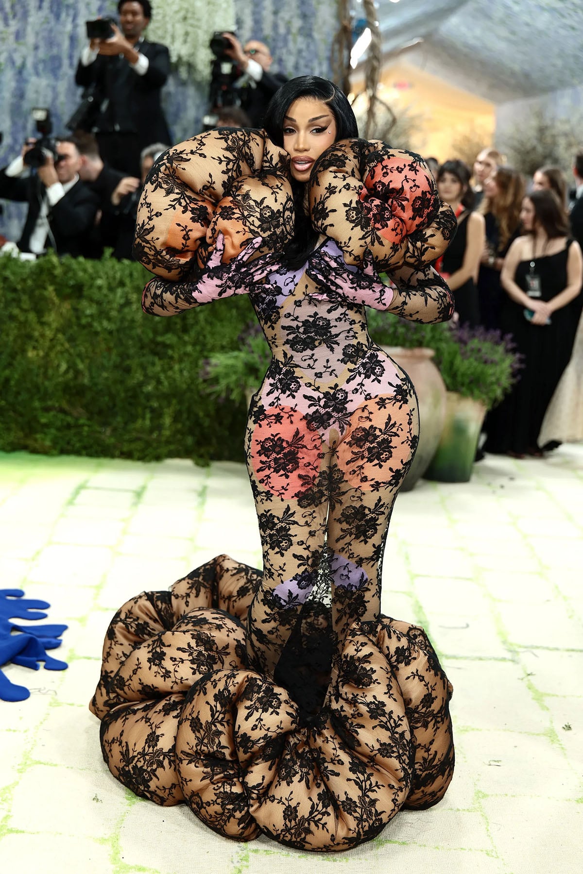 Cuộc đua thảm đỏ Met Gala 2026: Từ sang chảnh đến “dị không tưởng”, không ai chịu lép vế- Ảnh 8.