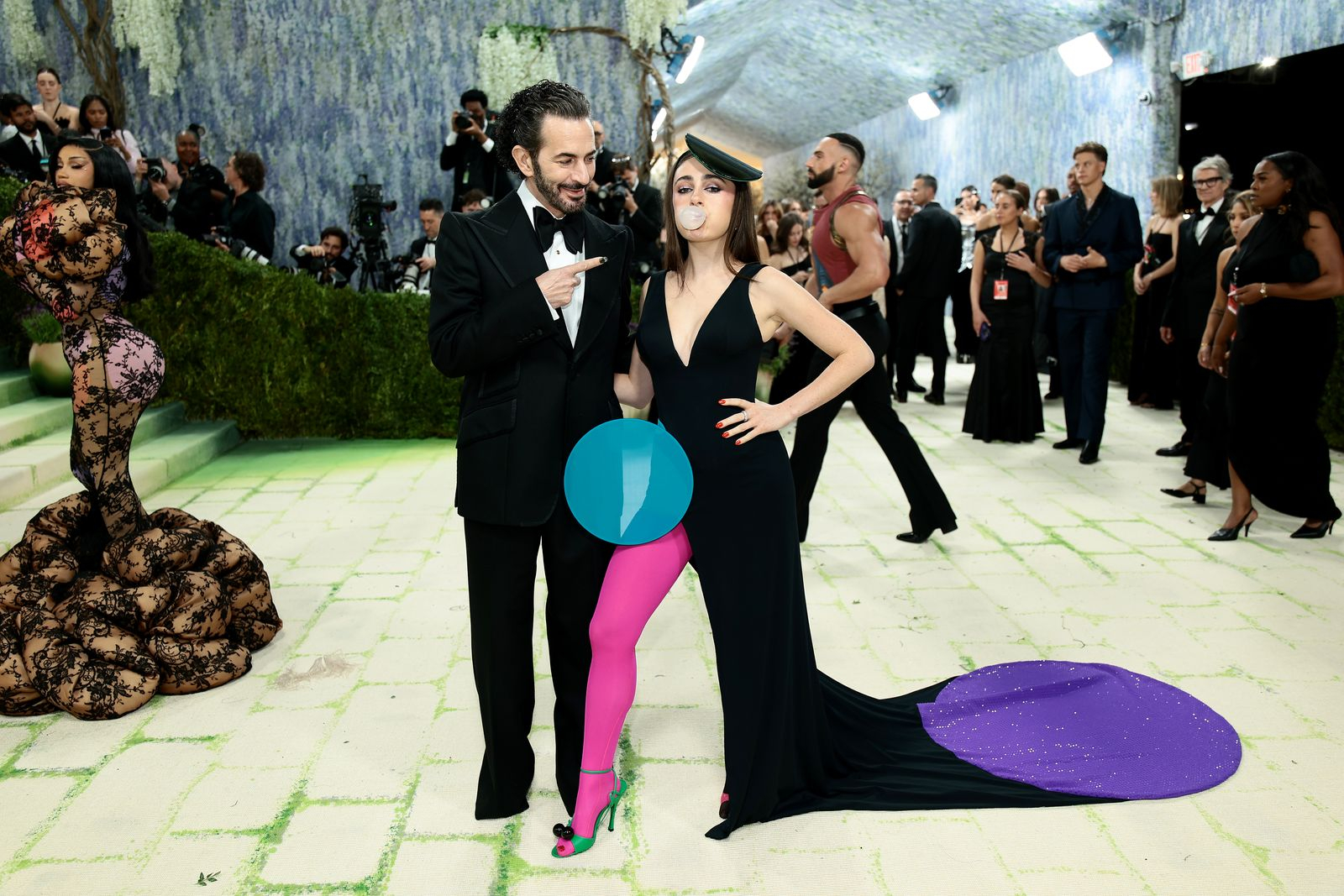 Cuộc đua thảm đỏ Met Gala 2026: Từ sang chảnh đến “dị không tưởng”, không ai chịu lép vế- Ảnh 7.
