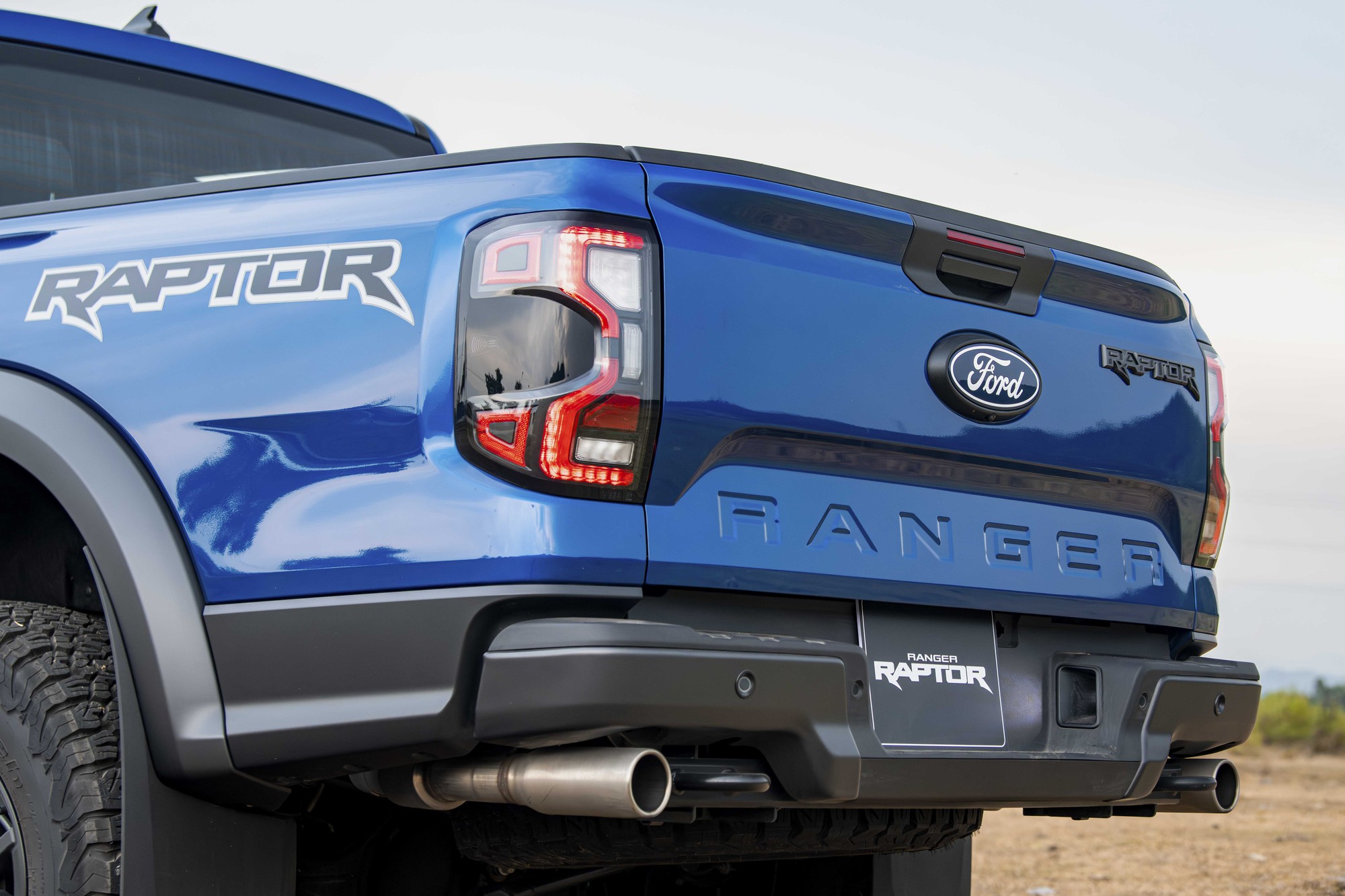 Ảnh thực tế Ford Ranger Raptor 2026 tại Việt Nam: Máy xăng mạnh gần 400 mã lực, loa B&O, ống pô tùy chỉnh âm thanh - Ảnh 19.