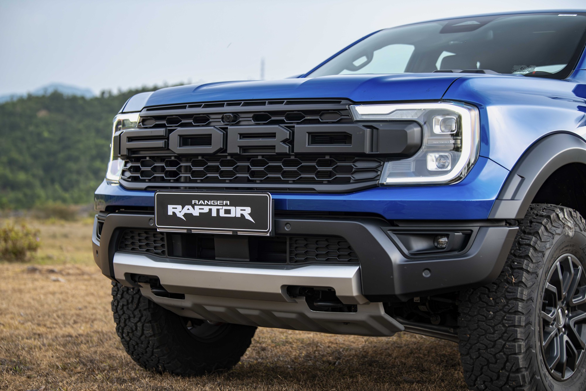Ảnh thực tế Ford Ranger Raptor 2026 tại Việt Nam: Máy xăng mạnh gần 400 mã lực, loa B&O, ống pô tùy chỉnh âm thanh - Ảnh 18.