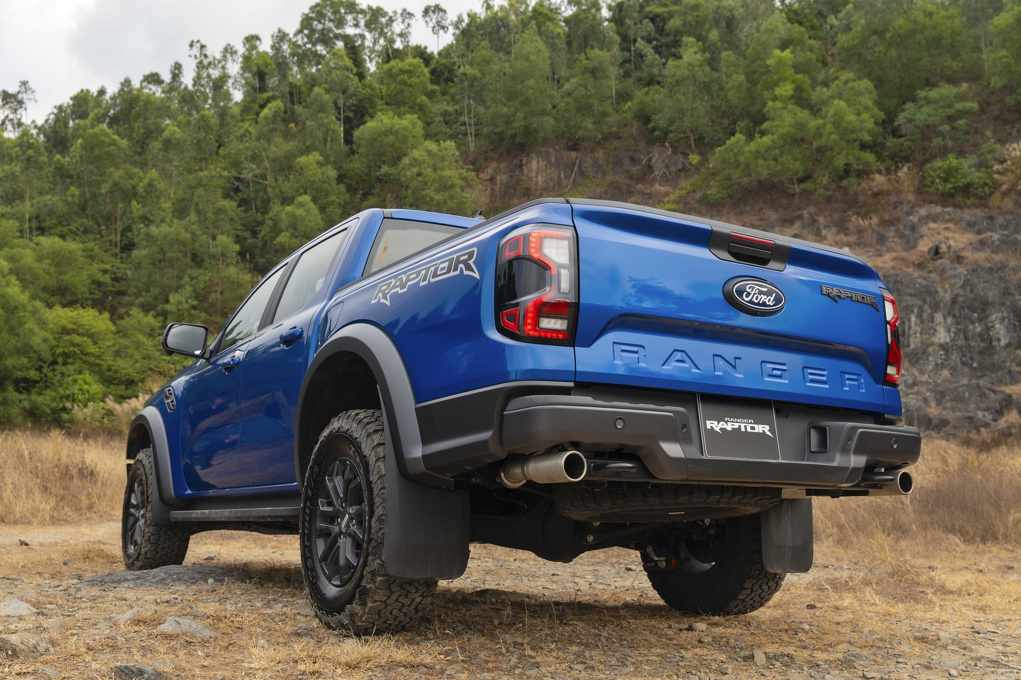 Ảnh thực tế Ford Ranger Raptor 2026 tại Việt Nam: Máy xăng mạnh gần 400 mã lực, loa B&O, ống pô tùy chỉnh âm thanh - Ảnh 17.