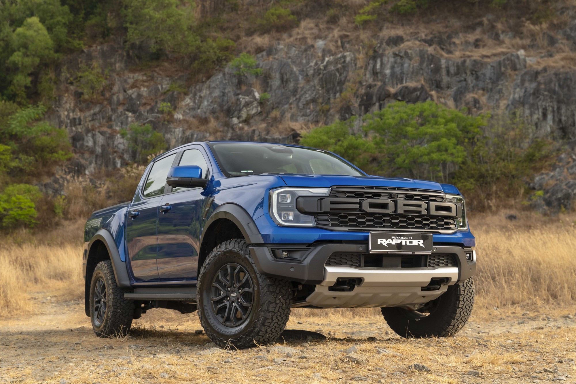 Ảnh thực tế Ford Ranger Raptor 2026 tại Việt Nam: Máy xăng mạnh gần 400 mã lực, loa B&O, ống pô tùy chỉnh âm thanh - Ảnh 14.