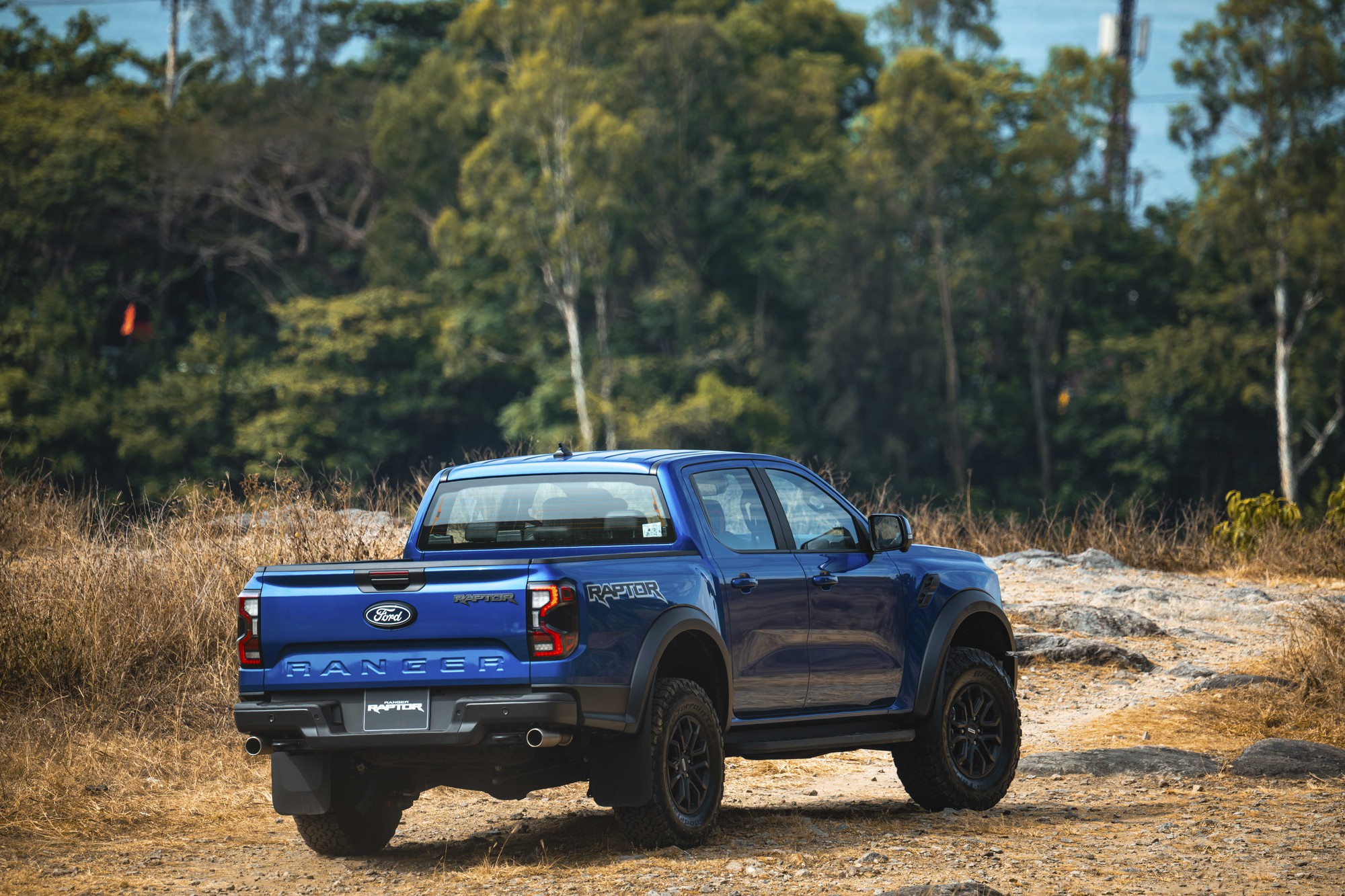 Ảnh thực tế Ford Ranger Raptor 2026 tại Việt Nam: Máy xăng mạnh gần 400 mã lực, loa B&O, ống pô tùy chỉnh âm thanh - Ảnh 16.