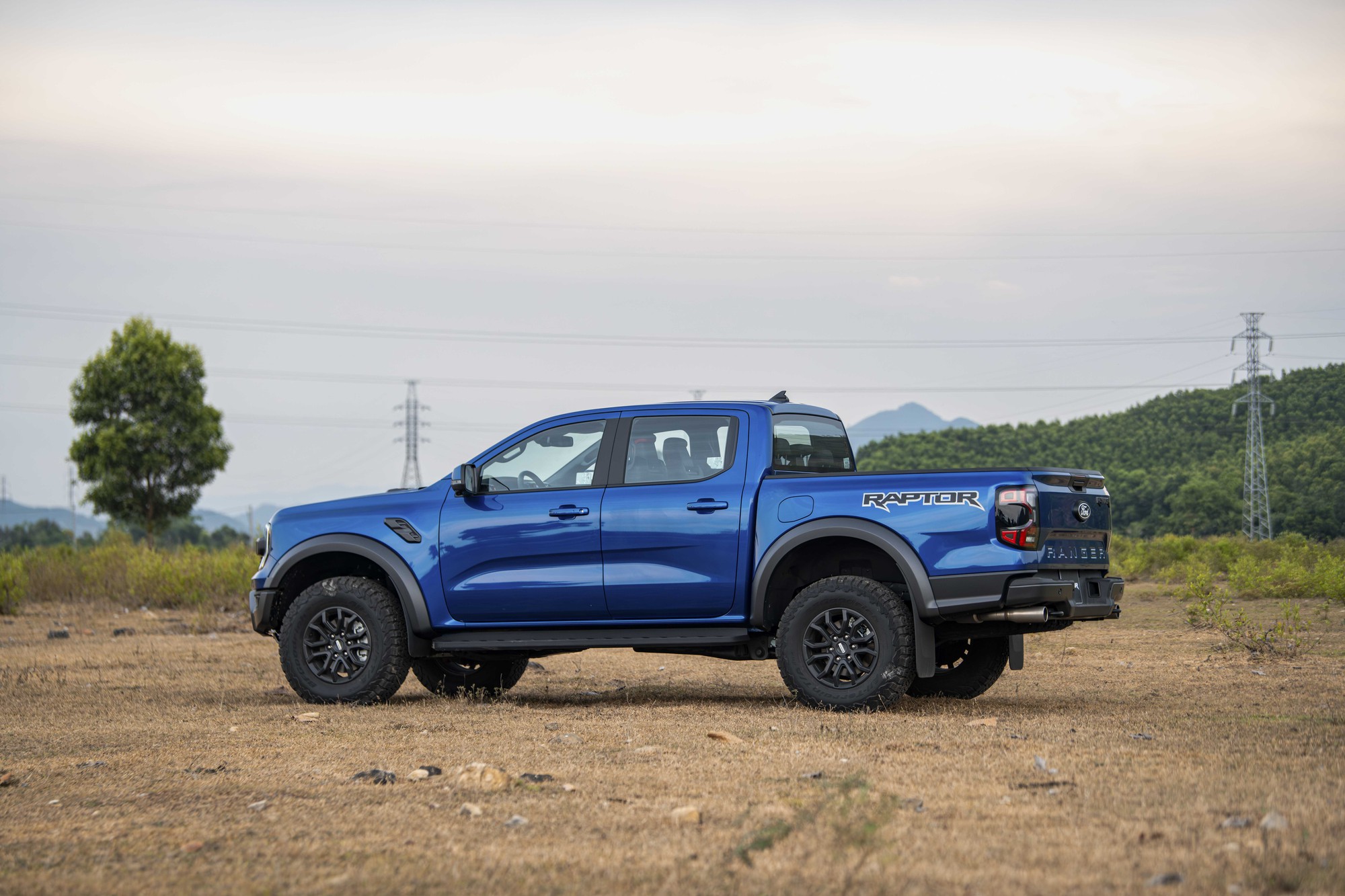 Ảnh thực tế Ford Ranger Raptor 2026 tại Việt Nam: Máy xăng mạnh gần 400 mã lực, loa B&O, ống pô tùy chỉnh âm thanh - Ảnh 15.