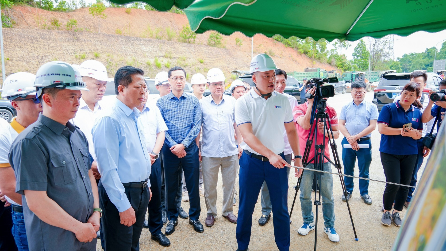 Huy động 2.600 người, 1.200 thiết bị cho dự án cao tốc dài 60km, liên danh Đèo Cả chỉ còn hơn 1 tuần để hoàn thành đoạn tuyến quan trọng- Ảnh 1.