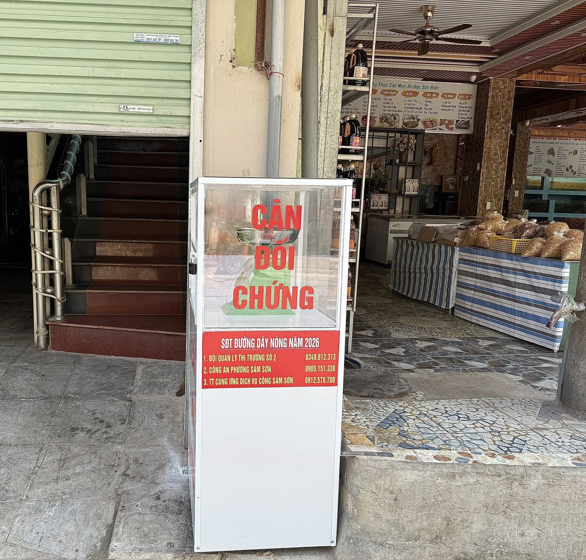 Sầm Sơn lắp cân đối chứng ở khu hải sản để chống "buôn gian bán lận" - Ảnh 1.