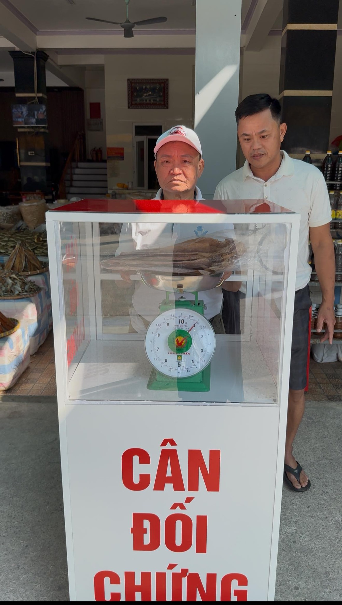 Sầm Sơn lắp cân đối chứng ở khu hải sản để chống "buôn gian bán lận" - Ảnh 2.