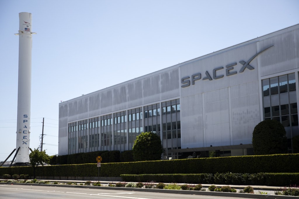 SpaceX muốn tự xây nhà máy chip 119 tỷ USD vì không mua đủ ở đâu - Ảnh 1.
