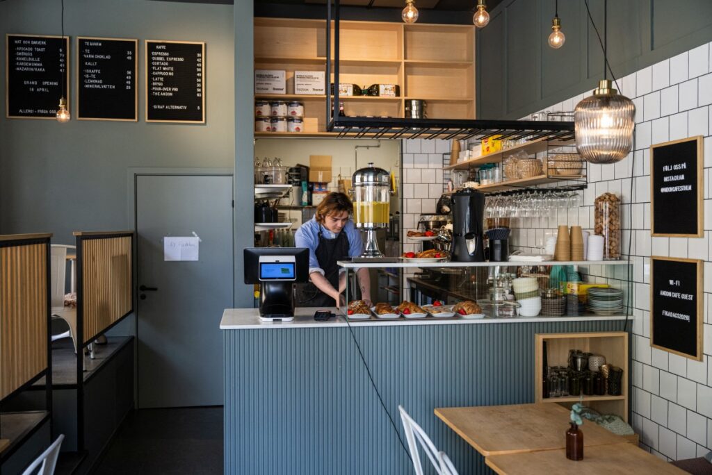 Cho AI làm sếp một quán cafe, nhân viên hết lời khen ngợi: Tốt hơn tất cả sếp tôi từng làm việc cùng - Ảnh 2.