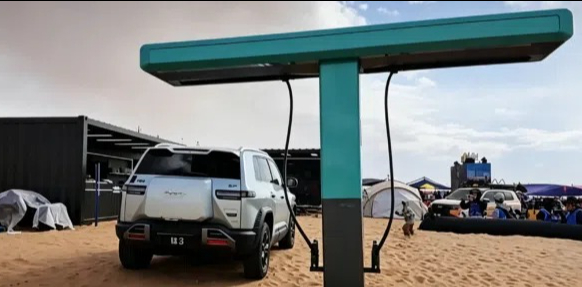 Hãng xe Trung Quốc đang bán tại Việt Nam vừa làm một điều 'không tưởng': Mang xe điện ra giữa sa mạc để cắm sạc, kết quả thu về thật bất ngờ - Ảnh 2.