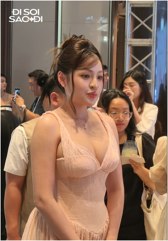 Vợ chủ tịch Colline Dalat, rich kid Linda Ngô đọ dáng sau sinh, dàn mỹ nhân 1 con "chặt đẹp" cam thường - Ảnh 8.