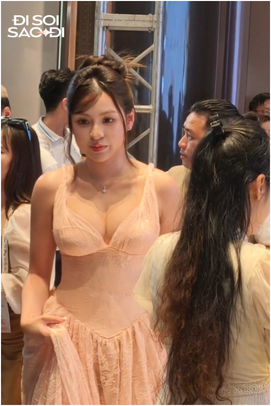 Vợ chủ tịch Colline Dalat, rich kid Linda Ngô đọ dáng sau sinh, dàn mỹ nhân 1 con "chặt đẹp" cam thường - Ảnh 9.