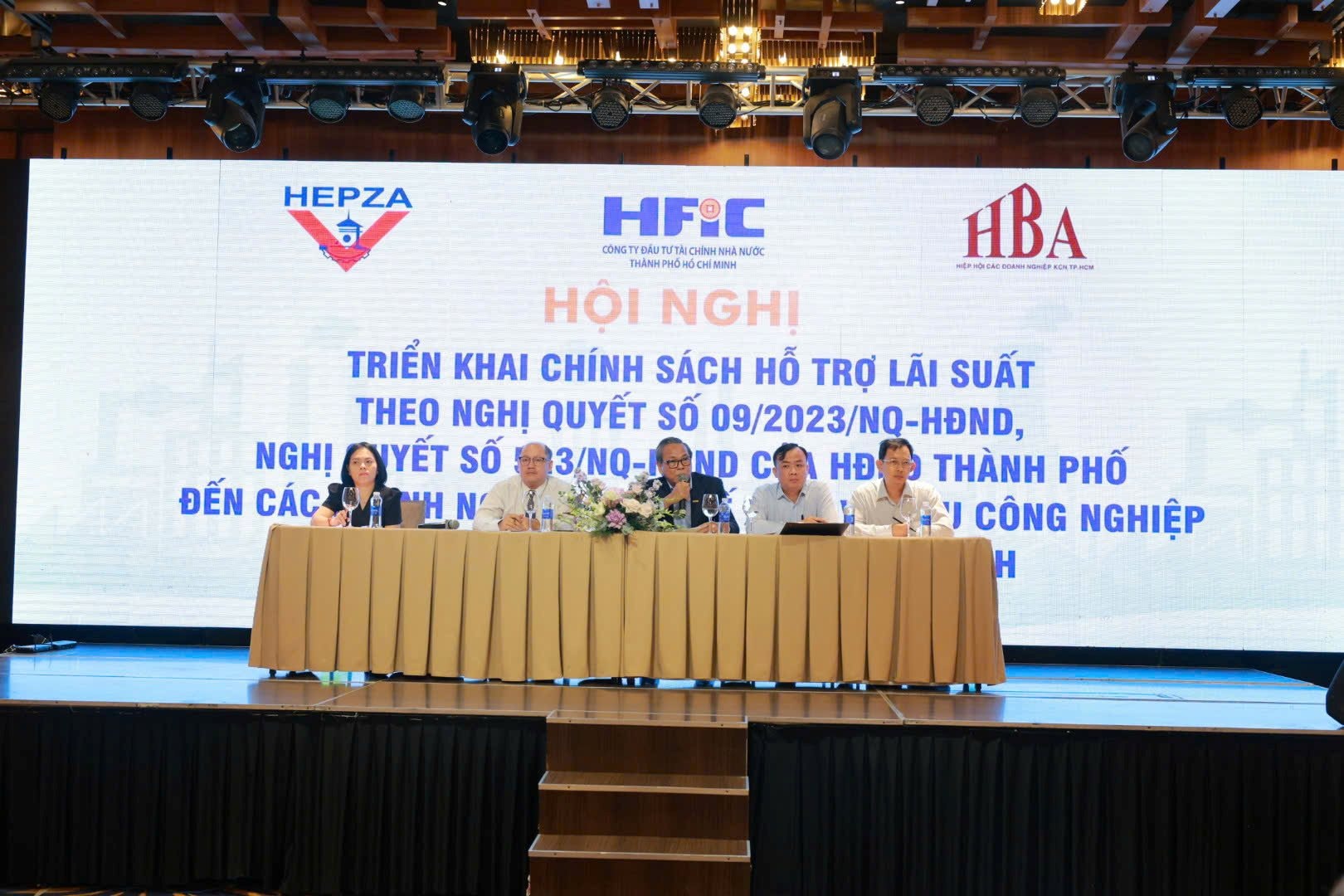 Vay 200 tỷ đồng được hỗ trợ 100% tiền lãi: TP.HCM kích cầu 5 nhóm ngành trọng điểm, ưu ái đặc biệt- Ảnh 1.