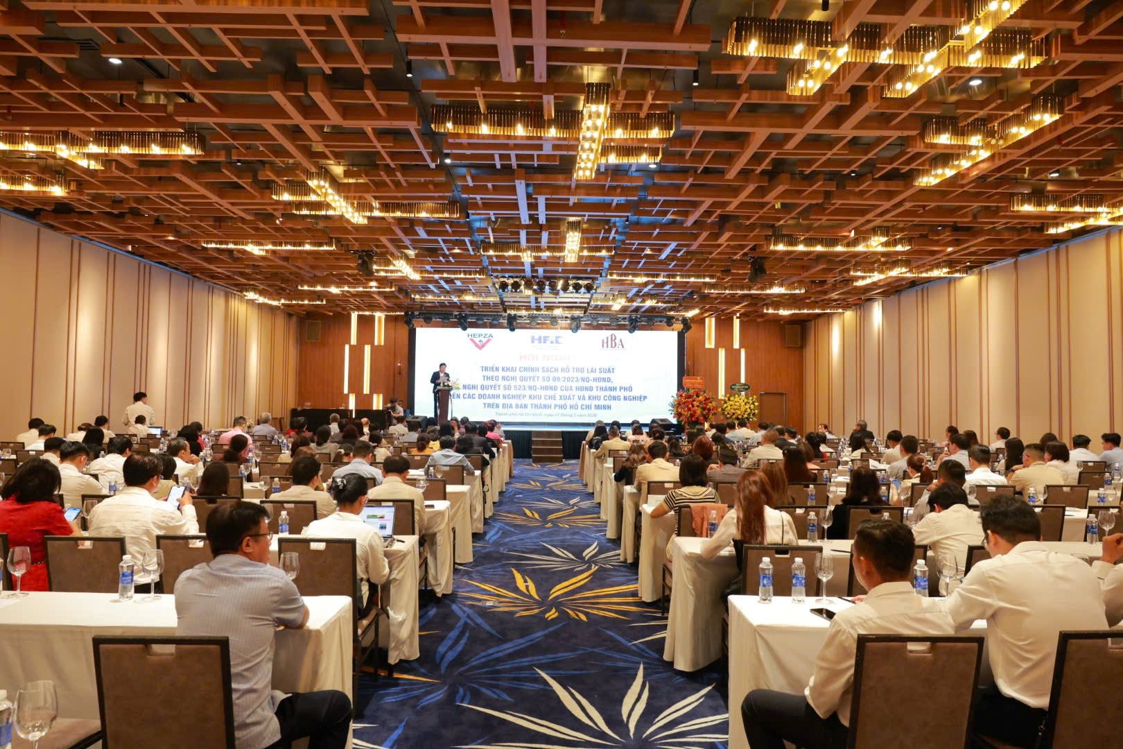 Vay 200 tỷ đồng được hỗ trợ 100% tiền lãi: TP.HCM kích cầu 5 nhóm ngành trọng điểm, ưu ái đặc biệt- Ảnh 5.
