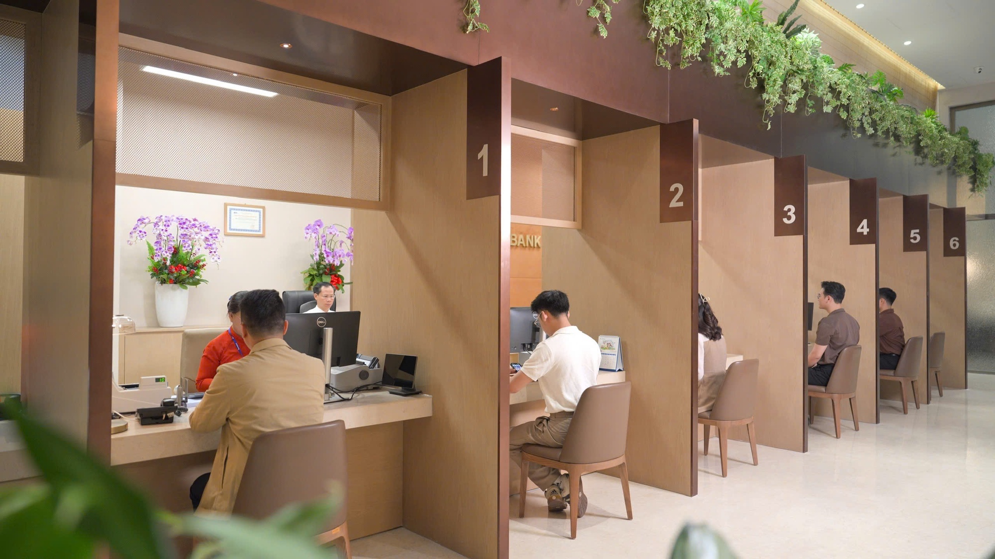 Ngân hàng ồ ạt cắt giảm hàng ngàn nhân sự, AI có phải là nguyên nhân chính? - Ảnh 1.