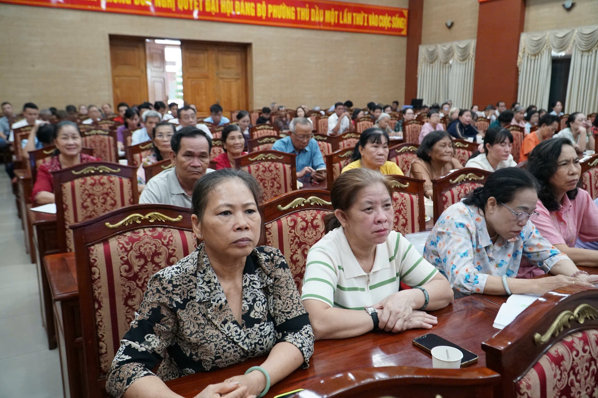 Chủ tịch HĐND TPHCM yêu cầu giải quyết tình trạng rút bảo hiểm xã hội ngay lập tức - Ảnh 1.