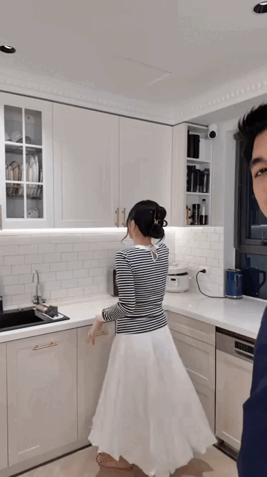 Mỹ nhân showbiz kết hôn với mối tình đầu: Ở chung cư đẹp như mộng, lại được "chồng soái ca" tặng biệt thự view hồ siêu đẳng cấp- Ảnh 9.