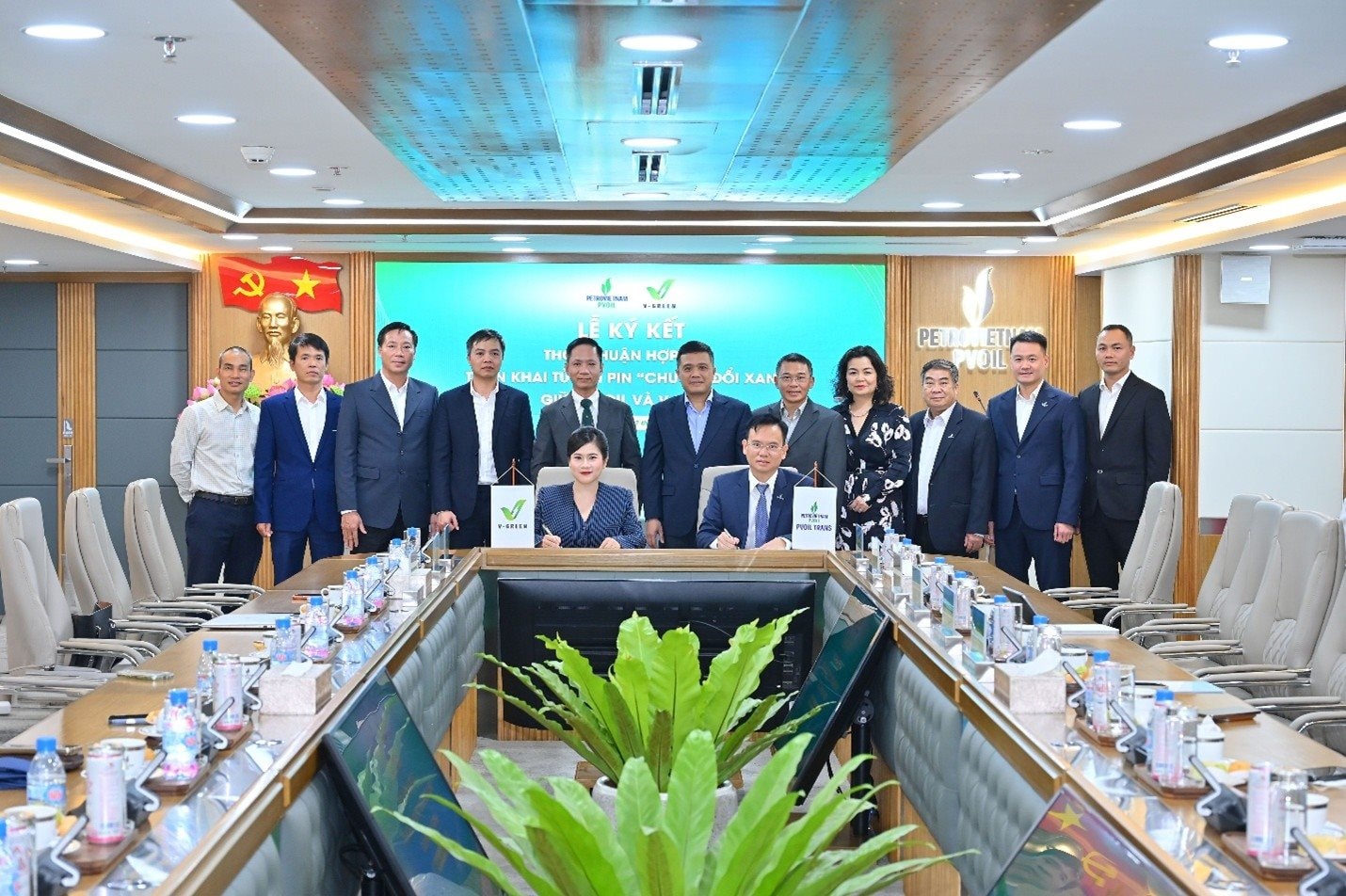Gần 1.000 cây xăng PVOIL sắp có thêm hàng nghìn tủ đổi pin xe máy điện và trạm sạc ô tô VinFast- Ảnh 1.