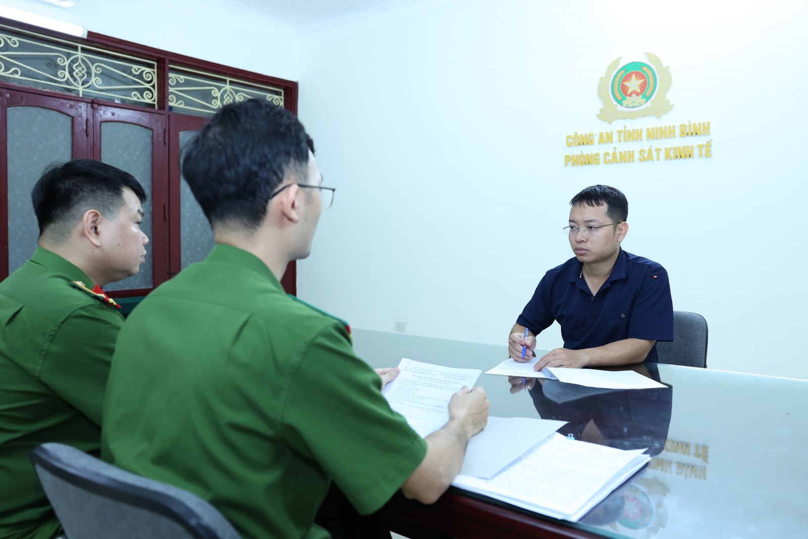 Khám xét nơi ở của nữ nhân viên Lê Diệp Linh SN 1995 - Ảnh 2.