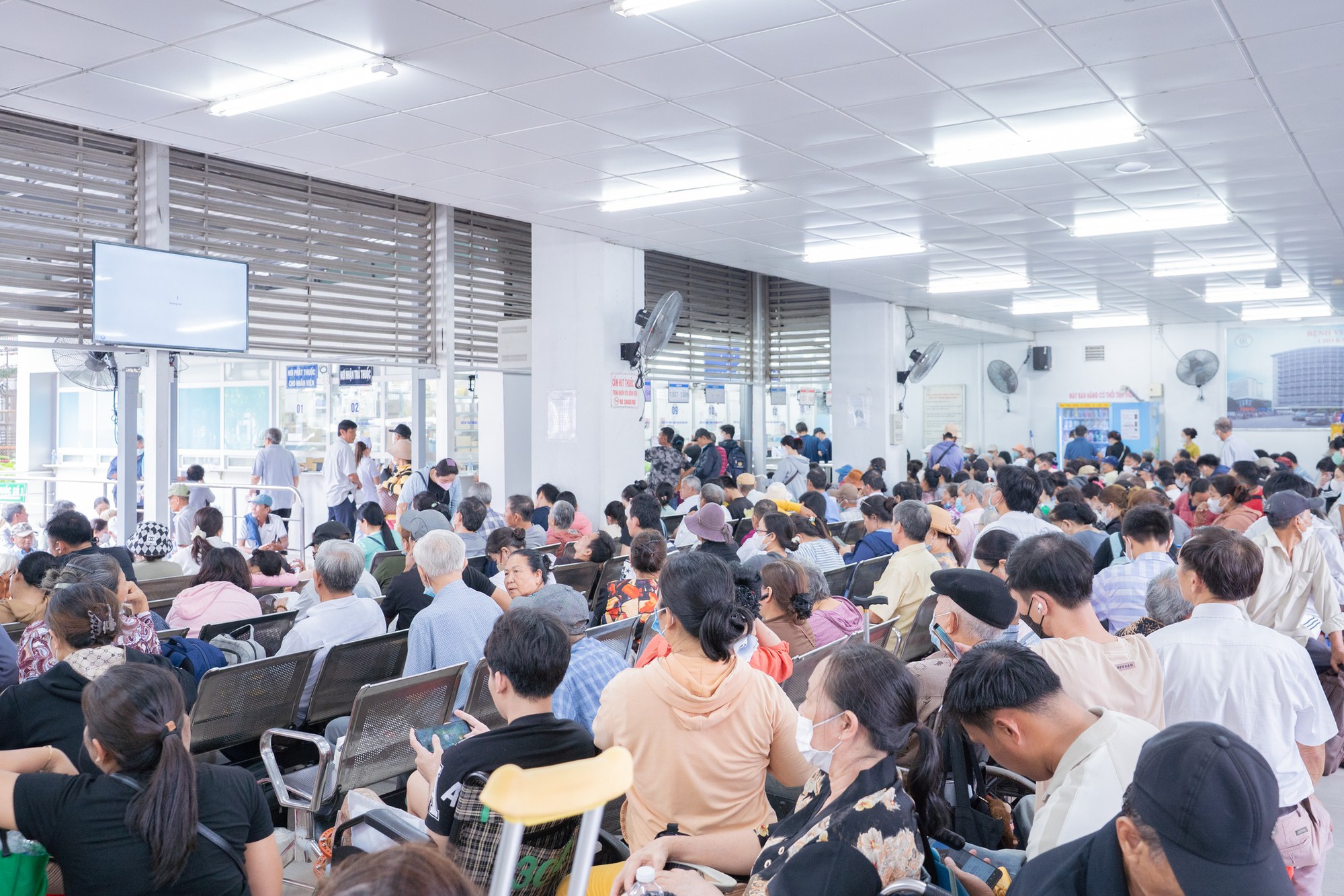 Bệnh viện lớn nhất phía Nam ghi nhận lượng bệnh nhân cao chưa từng thấy - Ảnh 5.
