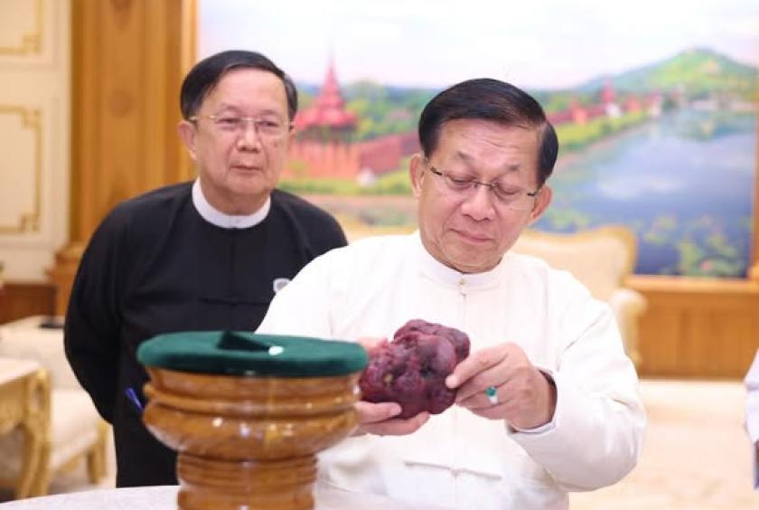 Phát hiện viên ruby khổng lồ 11.000 carat: Cả Chính phủ và quân đội lập tức trực tiếp kiểm tra  - Ảnh 2.