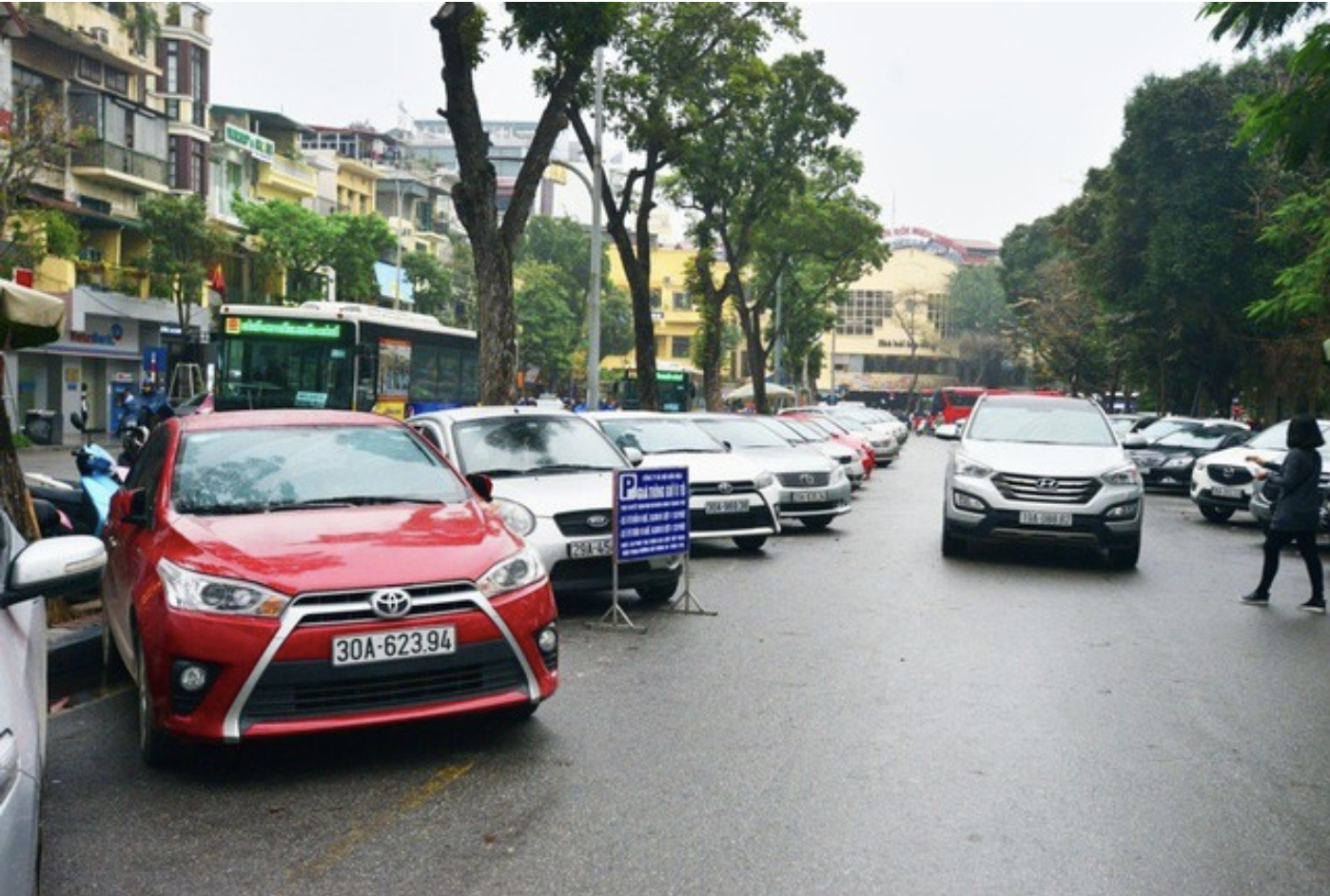 Hà Nội điều chỉnh phí sử dụng lòng đường , vỉa hè để giảm ùn tắc giao thông 2026 - Ảnh 1.