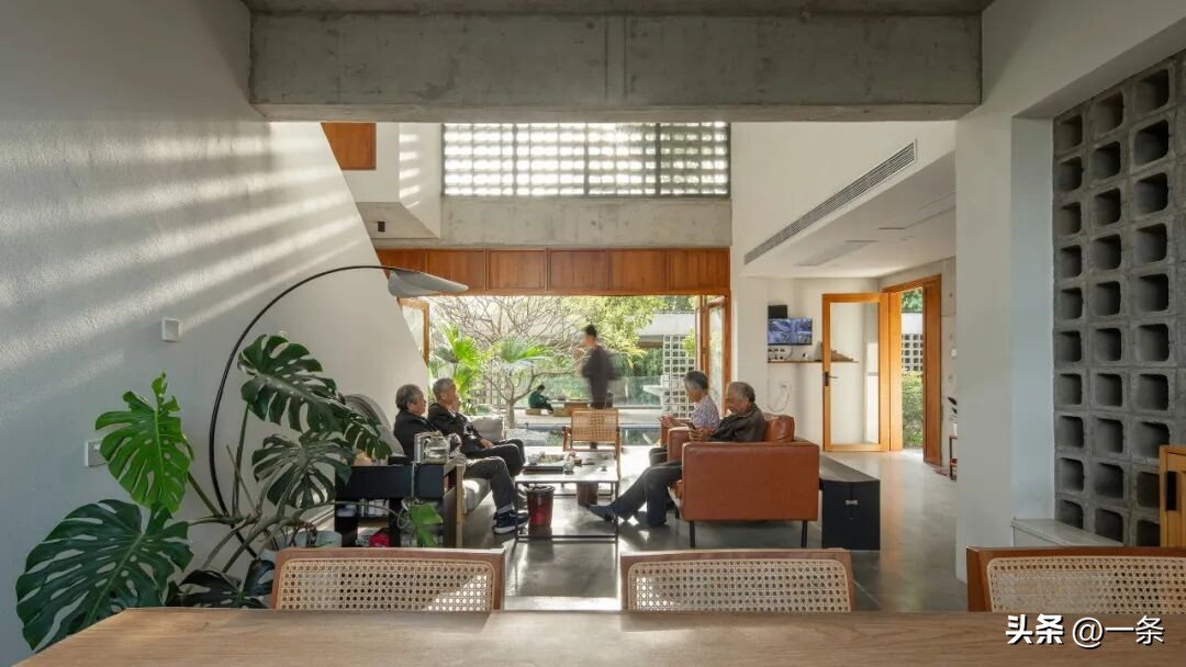 Tôi chi 2 tỷ xây nhà 680m² cho bố mẹ ở quê và nhận ra: Tiền không đặt đúng chỗ thì càng để càng tốn- Ảnh 1.