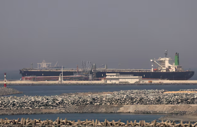 Phát hiện tàu chở dầu tắt định vị âm thầm di chuyển qua eo biển Hormuz, hướng thẳng đến một quốc gia châu Á - Ảnh 1.