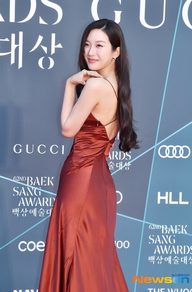 Mỹ nhân đẹp nhất Baeksang 2026 đây rồi: Visual sáng hơn cả mặt trời giữa trưa, body mướt mượt không ai cưỡng nổi- Ảnh 8.