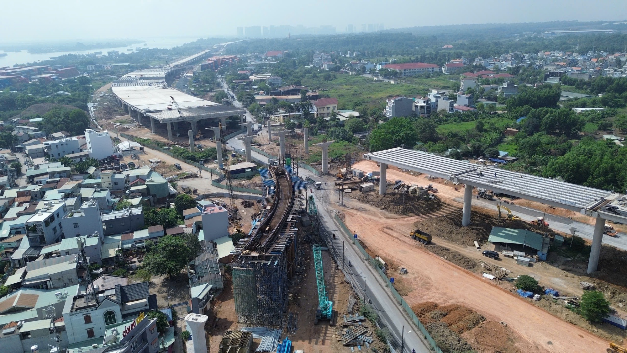 Thi công Vành đai 3 TPHCM bị ảnh hưởng bởi giá dầu - Ảnh 1.