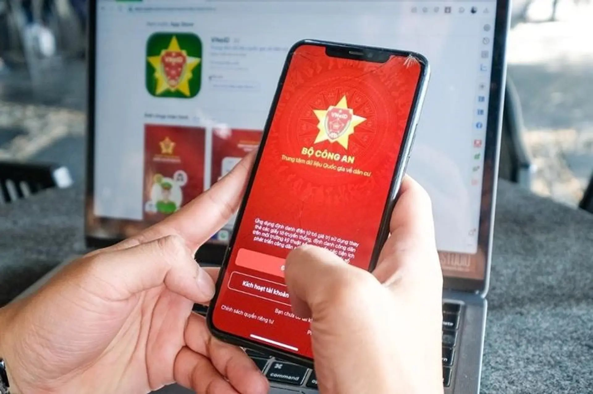 Công an đã phát hiện ra nguyên nhân người dân có thể bị đánh cắp thông tin cá nhân, tài khoản VNeID, Facebook...- Ảnh 1.