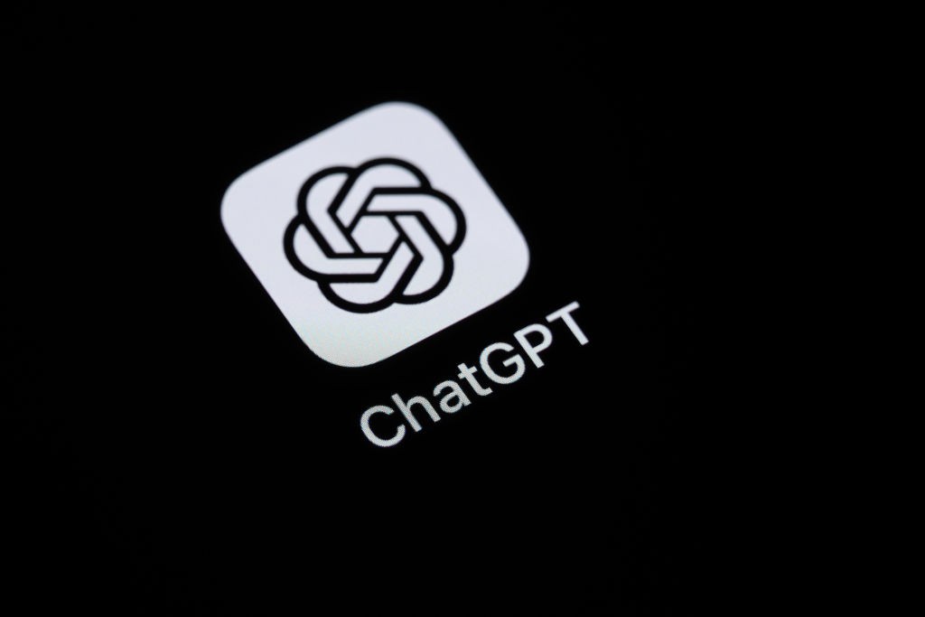 ChatGPT tự báo người thân nếu bạn gặp khó khăn- Ảnh 1.