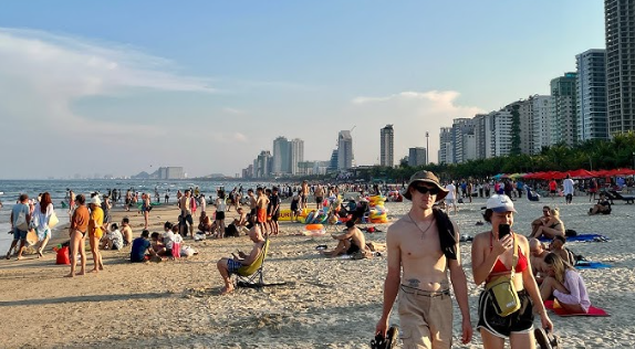 Cảnh tượng lạ ở bãi biển Mỹ Khê, Đà Nẵng:  - Ảnh 7.