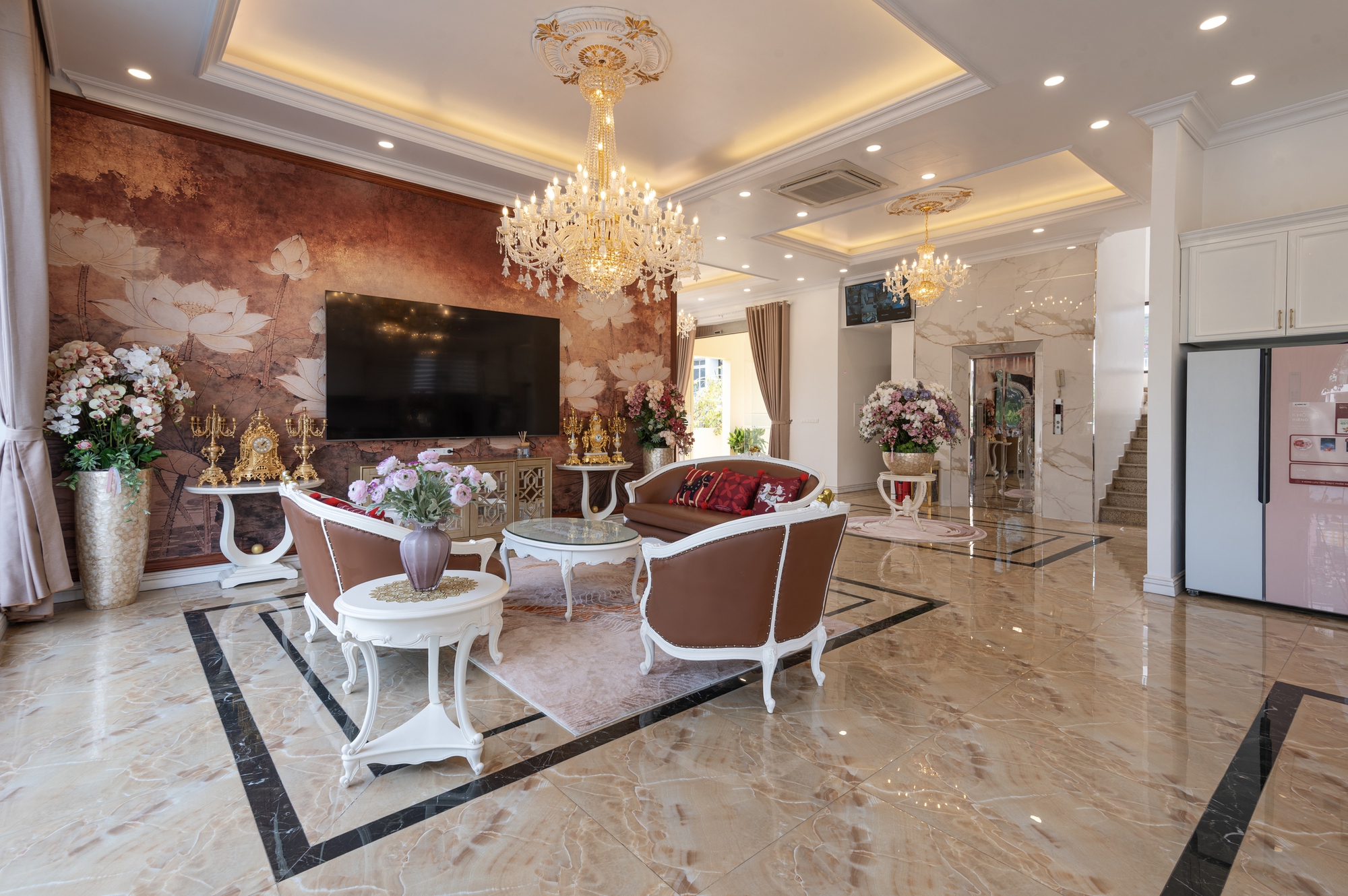 Biệt thự 1000m2, 10 phòng ngủ, có cả sân bóng rổ của nữ NSƯT, trưởng khoa thanh nhạc đình đám - Ảnh 4.