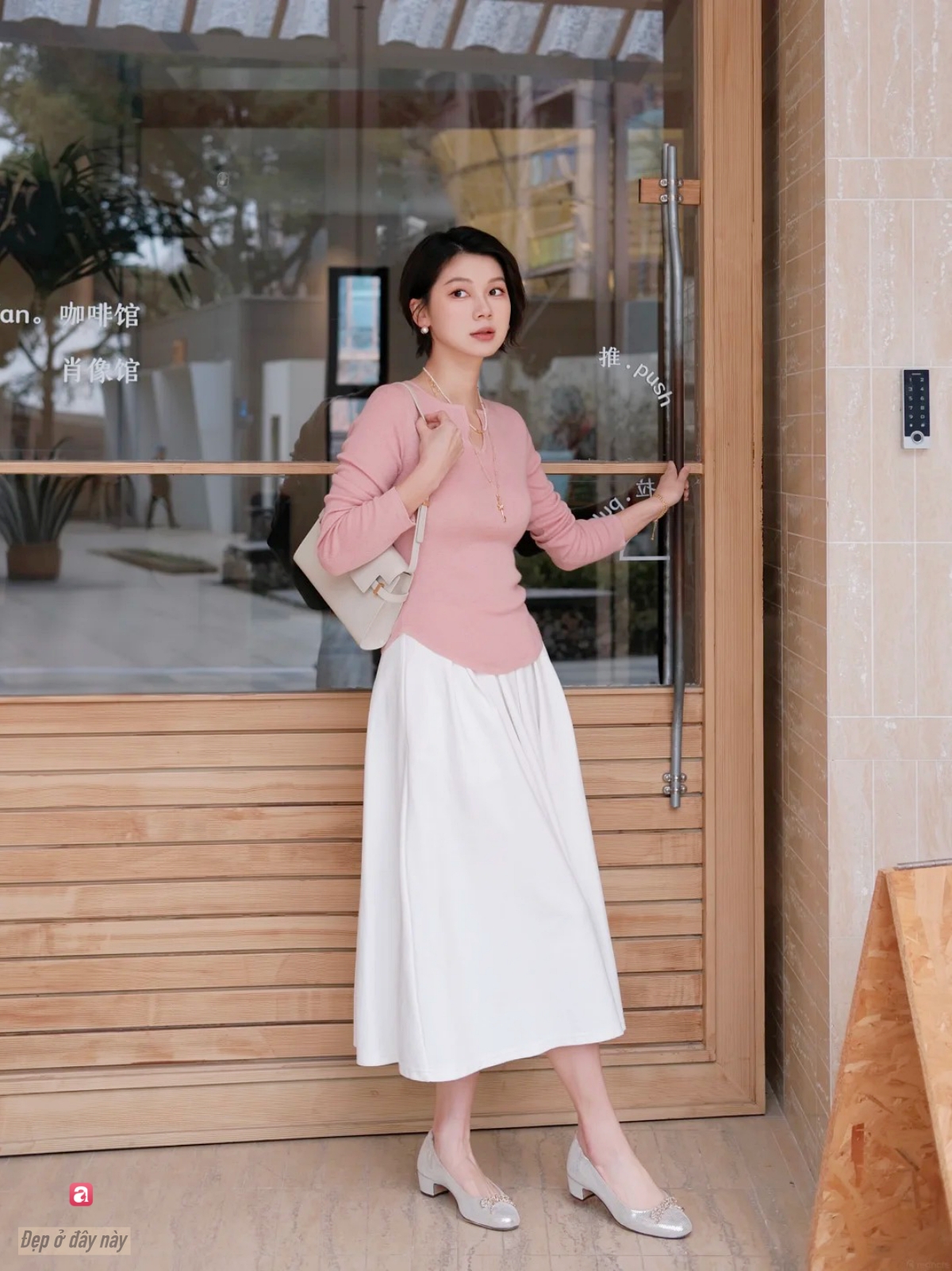 Nếu chưa biết mặc gì đi làm, hãy thử style công sở kiểu quý cô nước Pháp- Ảnh 2.