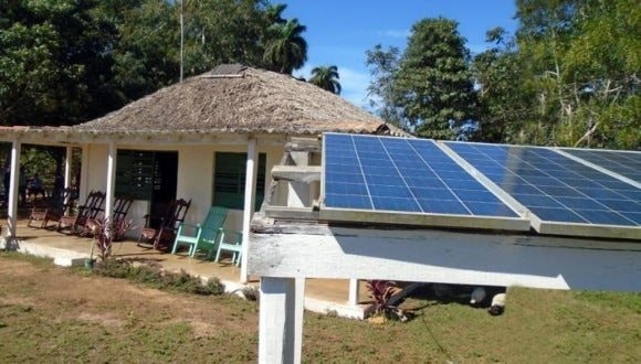Giữa vòng kiềm toả năng lượng của Mỹ, Cuba nhận món quà quý từ nước cạnh Việt Nam- Ảnh 1.