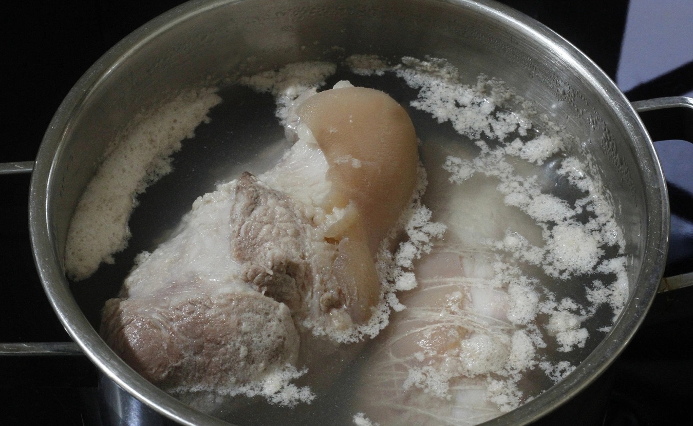 Khi luộc thịt, có nên vớt lớp bọt nổi lên không? Cuối cùng tôi đã biết câu trả lời, trước giờ toàn làm sai! - Ảnh 1.