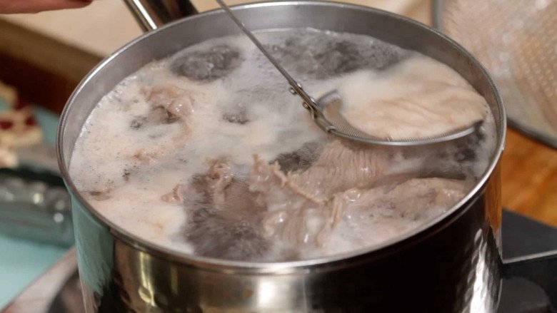 Khi luộc thịt, có nên vớt lớp bọt nổi lên không? Cuối cùng tôi đã biết câu trả lời, trước giờ toàn làm sai! - Ảnh 2.