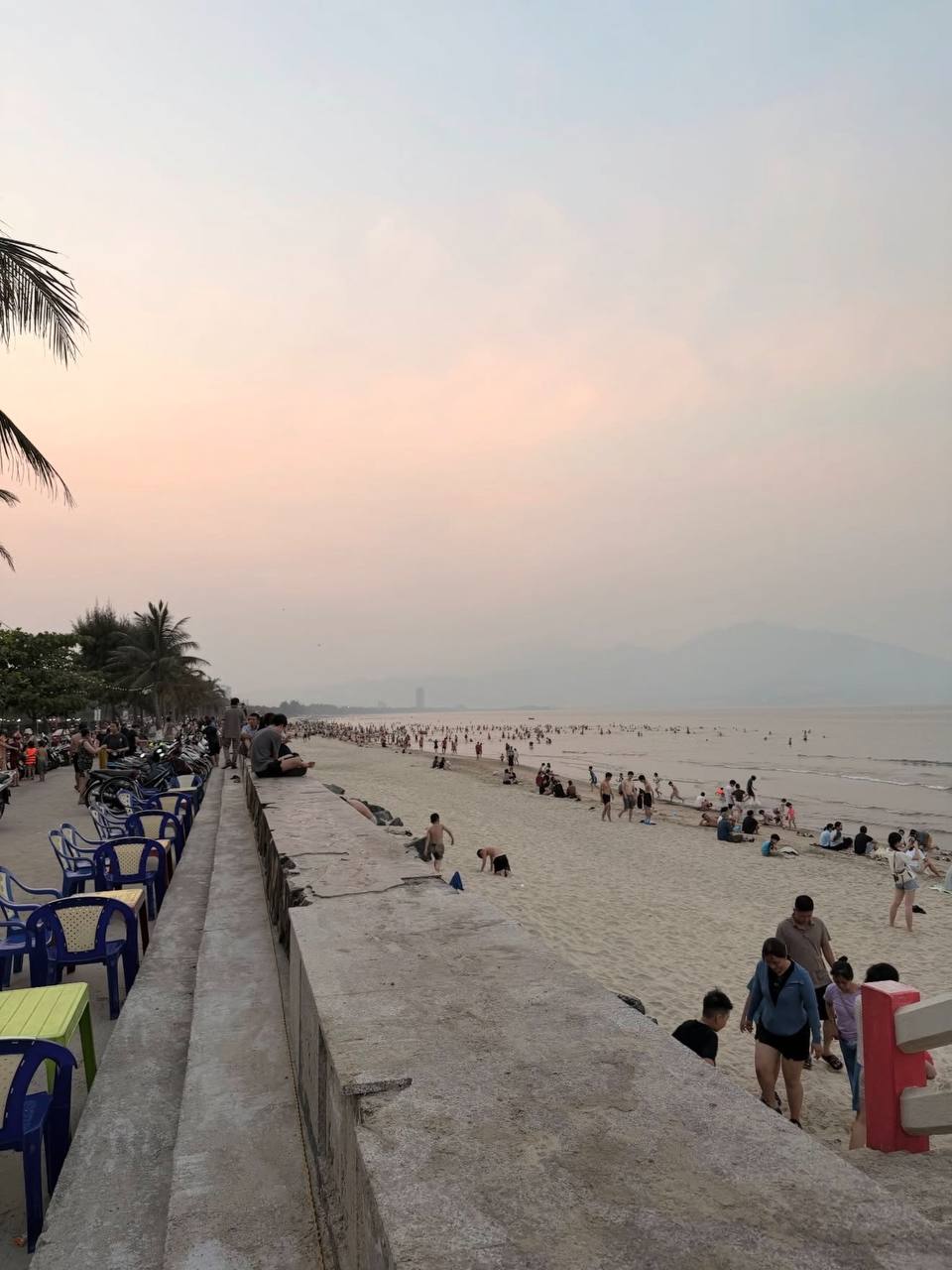 Cảnh tượng lạ ở bãi biển Mỹ Khê, Đà Nẵng:  - Ảnh 1.