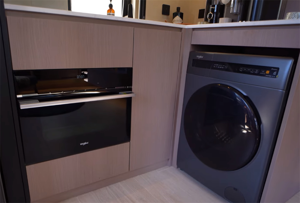 Cặp vợ chồng cải tạo căn hộ 24m² với 7 cửa sổ: Đổi chỗ bếp và nhà tắm, bỏ luôn sofa mà nhà vẫn thoáng bất ngờ- Ảnh 2.