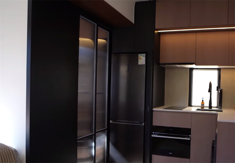 Cặp vợ chồng cải tạo căn hộ 24m² với 7 cửa sổ: Đổi chỗ bếp và nhà tắm, bỏ luôn sofa mà nhà vẫn thoáng bất ngờ- Ảnh 13.