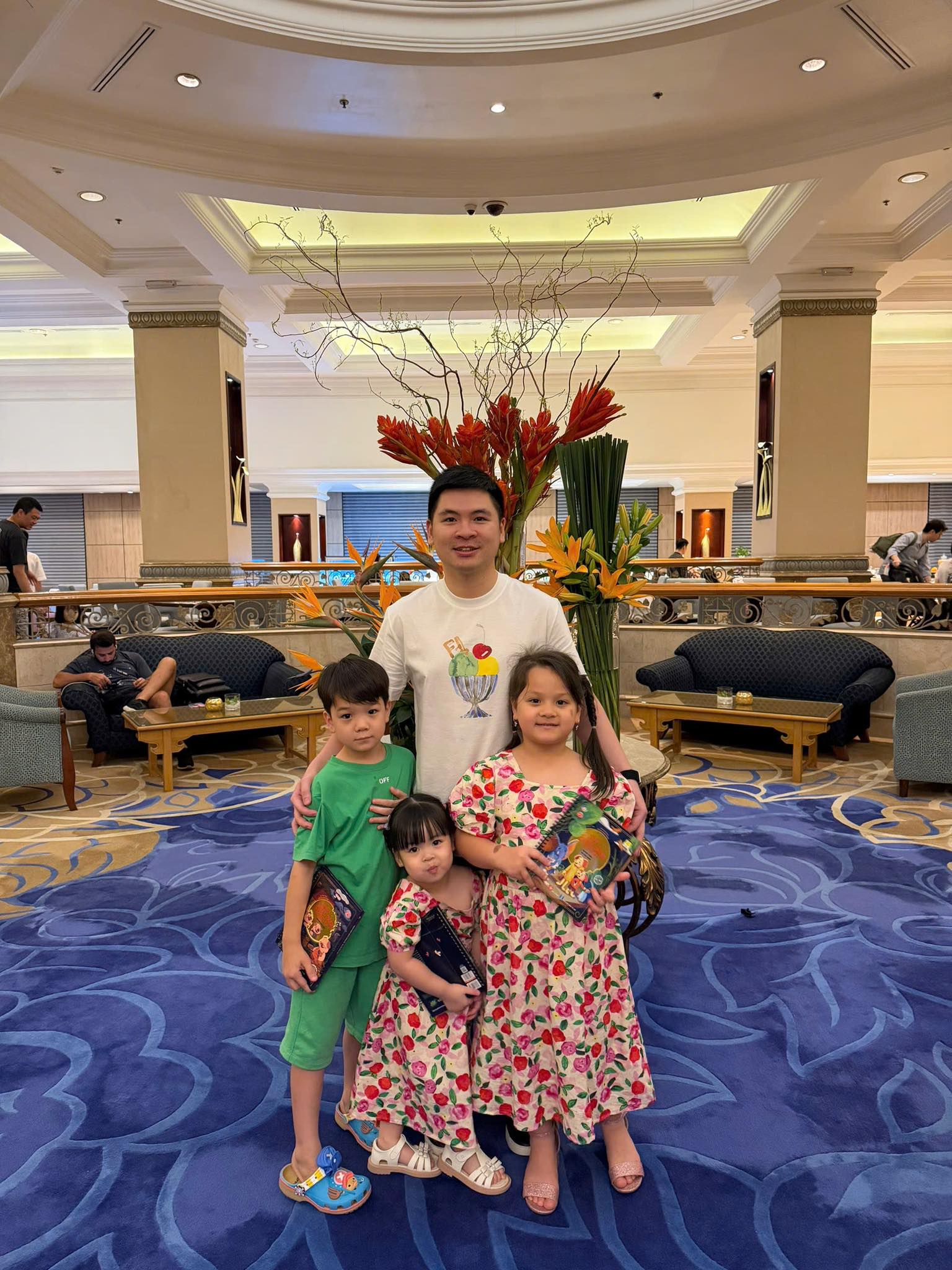 Đỗ Vinh Quang khoe ái nữ với hoa hậu Đỗ Mỹ Linh: Nhóc tỳ giống hệt nhà nội hào môn, biểu cảm cực đáng yêu- Ảnh 1.