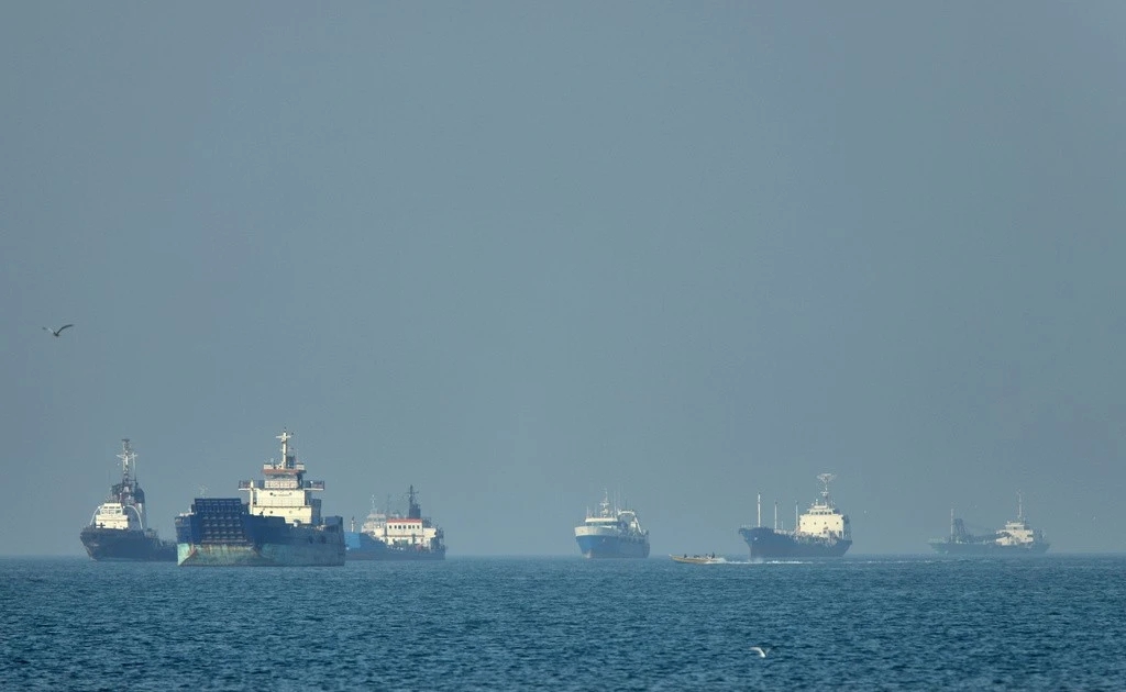 Mỹ 'âm thầm' dẫn đường cho tàu hàng qua eo biển Hormuz, khoảng 70 chuyến đã được hỗ trợ - Ảnh 1.