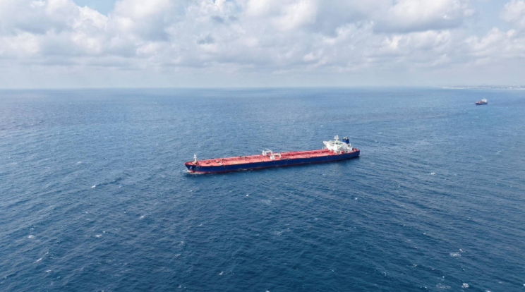 Không cần đi qua eo biển Hormuz, một tàu chở dầu Nga vừa cập cảng một quốc gia châu Á, trở thành ‘cứu tinh’ cho quốc gia phụ thuộc 90% vào Trung Đông - Ảnh 1.