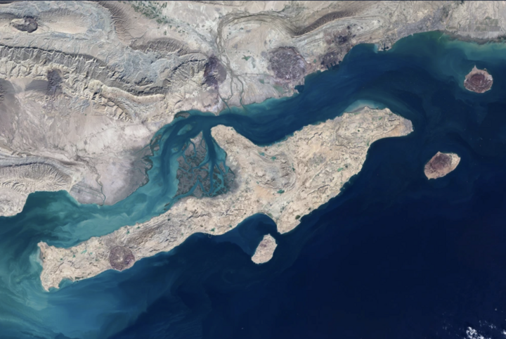 Mỹ tấn công cơ sở UAV, Iran bắn trả căn cứ không quân- Ảnh 1.