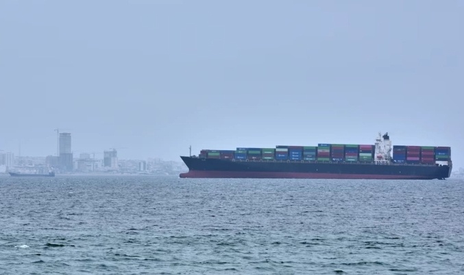 Mỹ 'âm thầm' dẫn đường cho tàu hàng qua eo biển Hormuz, khoảng 70 chuyến đã được hỗ trợ - Ảnh 2.
