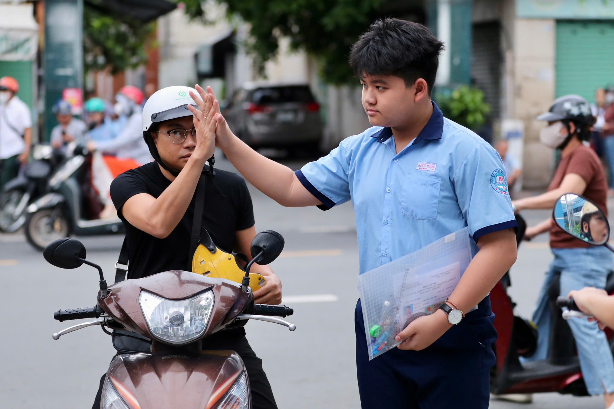 Những khoảnh khắc đẹp trong ngày thi lớp 10 ở TPHCM - Ảnh 3.