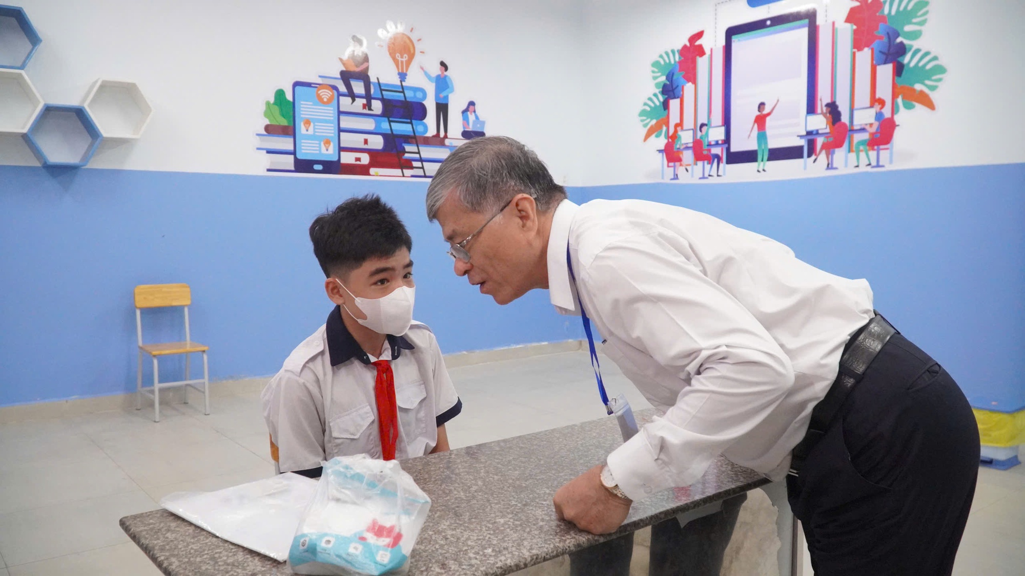 Những khoảnh khắc đẹp trong ngày thi lớp 10 ở TPHCM - Ảnh 5.