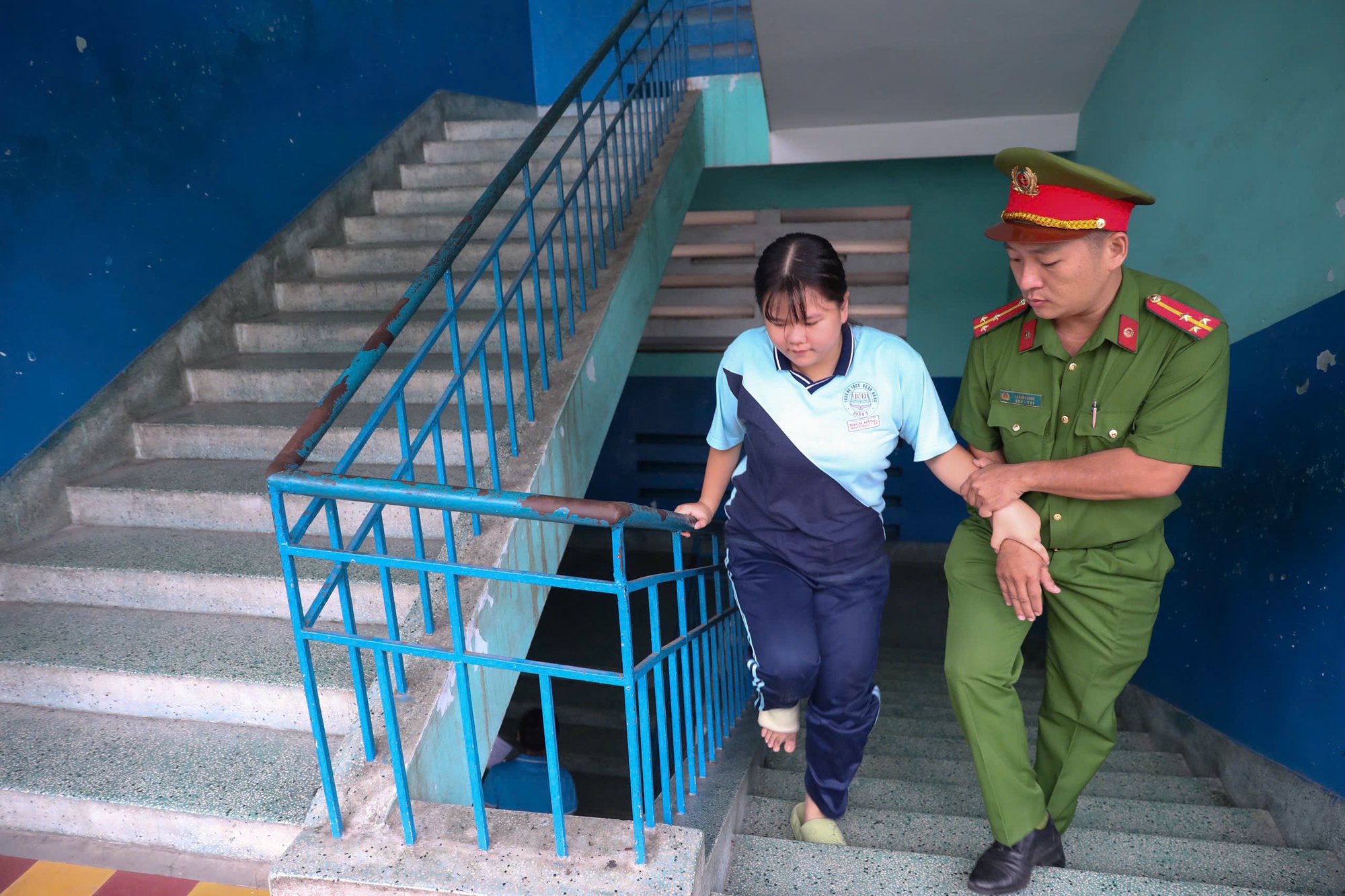 Những khoảnh khắc đẹp trong ngày thi lớp 10 ở TPHCM - Ảnh 11.