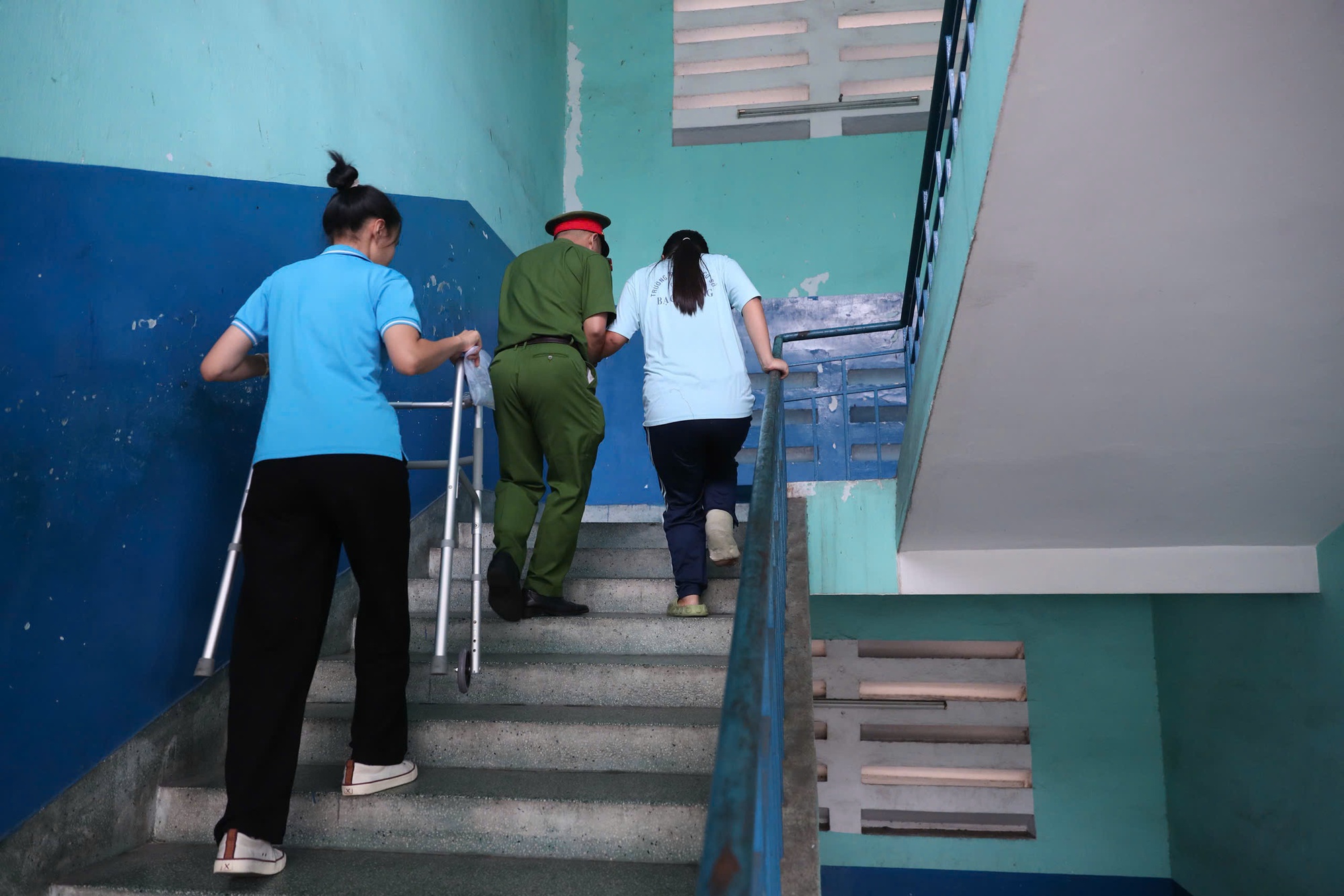 Những khoảnh khắc đẹp trong ngày thi lớp 10 ở TPHCM - Ảnh 1.